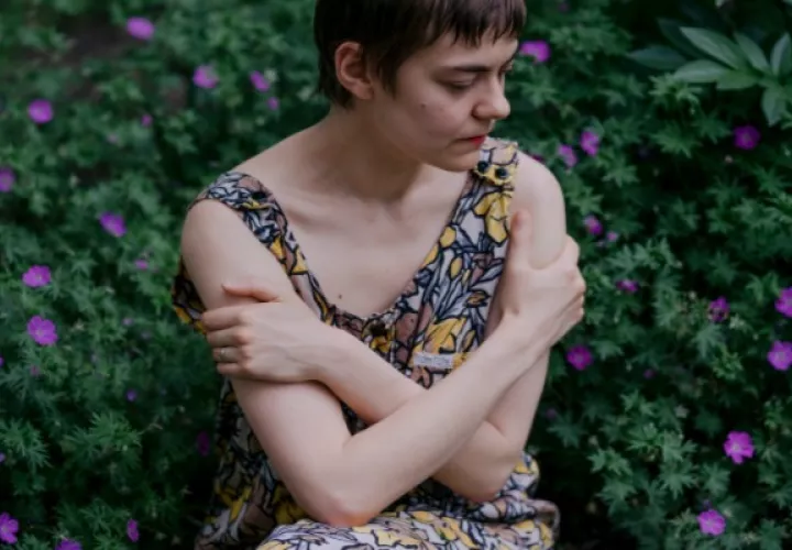 Emily Roll, quien comenzó a consultar a un nutriólogo y terapeuta después de luchar contra la anorexia durante 15 años, y cuya recuperación se vio interrumpida por la pandemia del coronavirus. Foto/Erin Kirkland/The New York Times