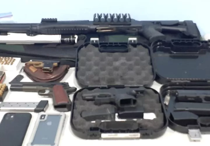 Dentro de las armas encontradas están: 13 fusiles de guerra un rifle, 16 pistolas y 4 escopetas.
