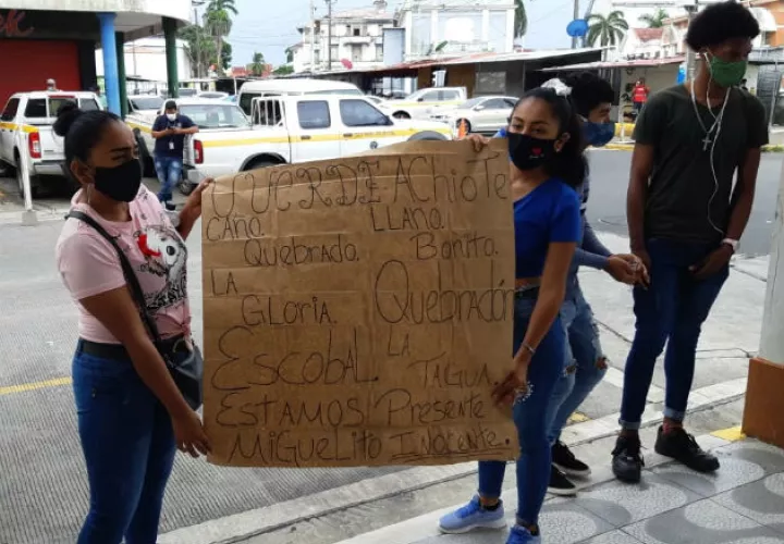 Al mediodía de hoy, los familiares se apostaron afuera del SPA de Colón, donde se efectúa la audiencia de apelación. Fotos: Diómedes Sánchez S. 