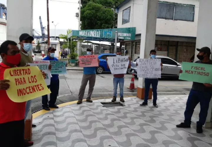Al mediodía de hoy, los familiares se apostaron afuera del SPA de Colón, donde se efectúa la audiencia de apelación. Fotos: Diómedes Sánchez S. 