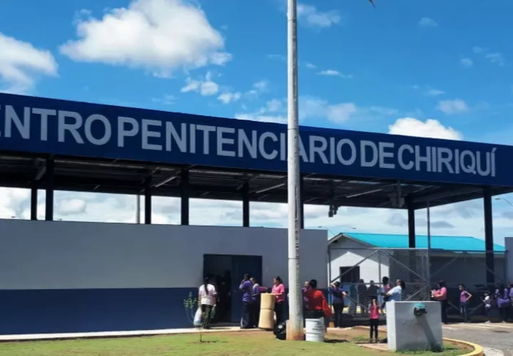 El tema del COVID-19 dentro de la cárcel es que es un área común donde convergen muchas personas y la propagación del virus es mucho más rápido, señala la doctora Novoa.