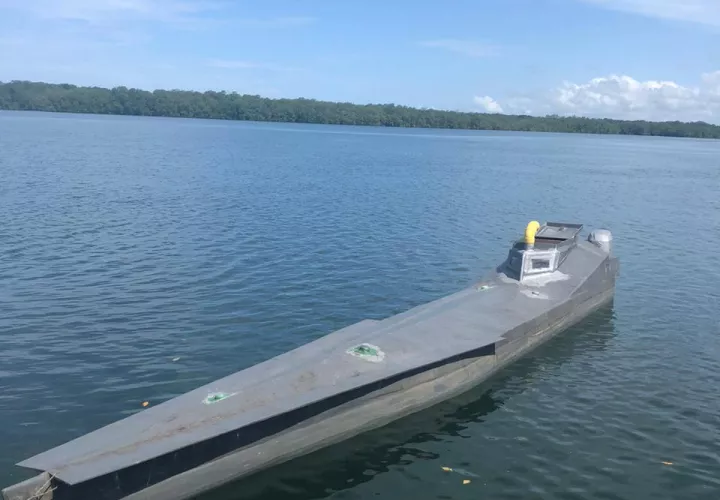 La embarcación y los tres tripulantes fueron localizados en la provincia de Veraguas, distrito de Montijo, al sur de la Isla Coiba, cuando transportaban en un semisumergible 610 paquetes de droga (681.25 kilogramos de cocaína).
