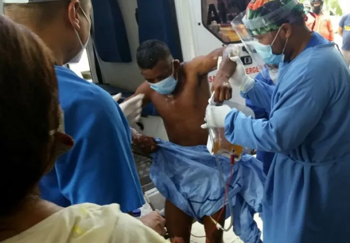  Una de las personas quemadas llega al Hospital Central Julio Méndez Barreneche en Santa Marta (Colombia). Fotos: EFE.
