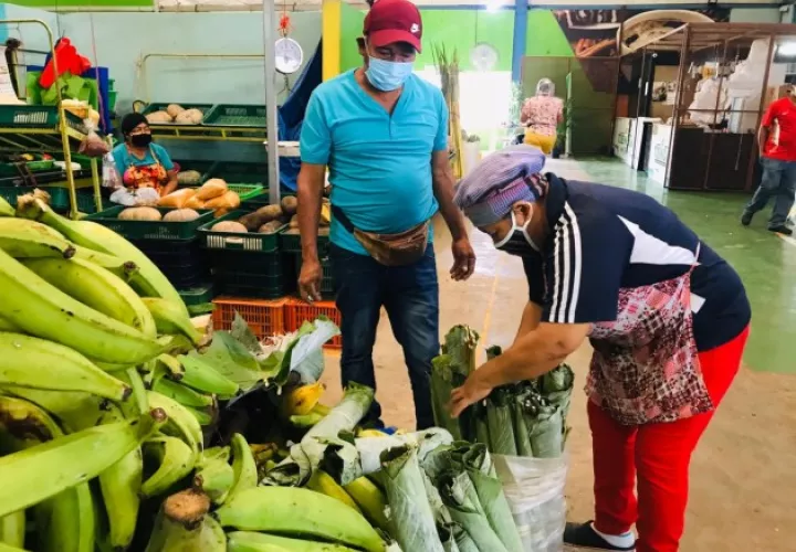 Agricultores del corregimiento de El Cacao en el distrito de Capira, con el apoyo en la movilización y mercadeo de la Dirección Regional del IMA de Panamá Oeste, vendieron sus cosechas de limones criollos, yuca, ñame, otoe, entre otros.