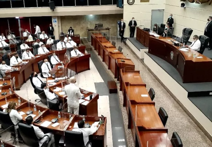 Varios diputados han hecho público que se han contagiado de COVID-19. Foto Víctor Arosemena