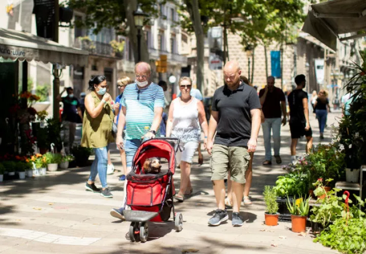Un grupo de visitantes en las Ramplas, Barcelona, este lunes, cinco días después de la apertura de fronteras tras el estado de alarma. EFE.