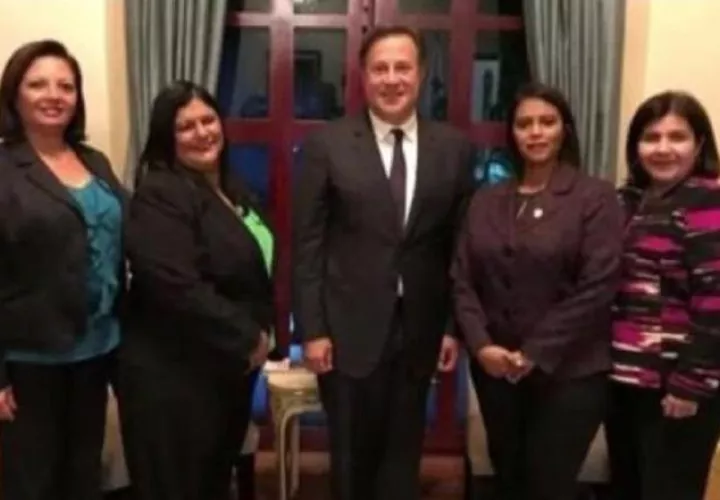 Algunas de las fiscales que posaron amenamente con Juan Carlos Varela.