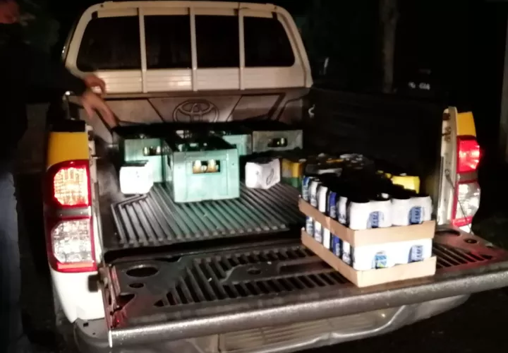 Durante el operativo, realizado por el funcionario municipal de Cumplimiento, Boris Gutiérrez y la Policía Nacional (PN), se decomisaron 40 cajas de cerveza.
