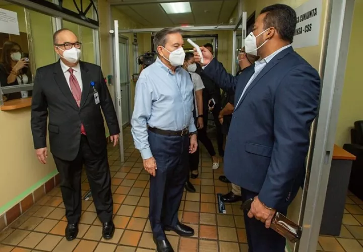 El presidente Laurentino Cortizo visitó hoy la mesa interinstitucional de compras COVID-19, ubicada en Clayton. 