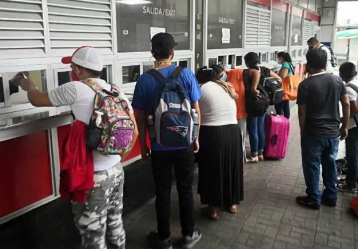 Nicaragüenses cuando pasaban el puesto migratorio en el paso fronterizo de Paso Canoas (Panamá). Fotos: EFE.