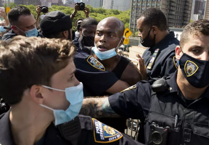 Manifestantes se enfrentaron a agentes policiales en Nueva York. Fotos. EFE.
