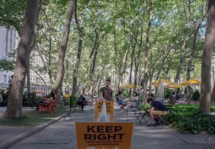 Bryant Park, en Midtown Manhattan. En este parque se está limitando el uso de los baños y dirigiendo el tráfico peatonal, entre otras medidas, para intentar mantener el distanciamiento social. (September Dawn Bottoms/The New York Times)