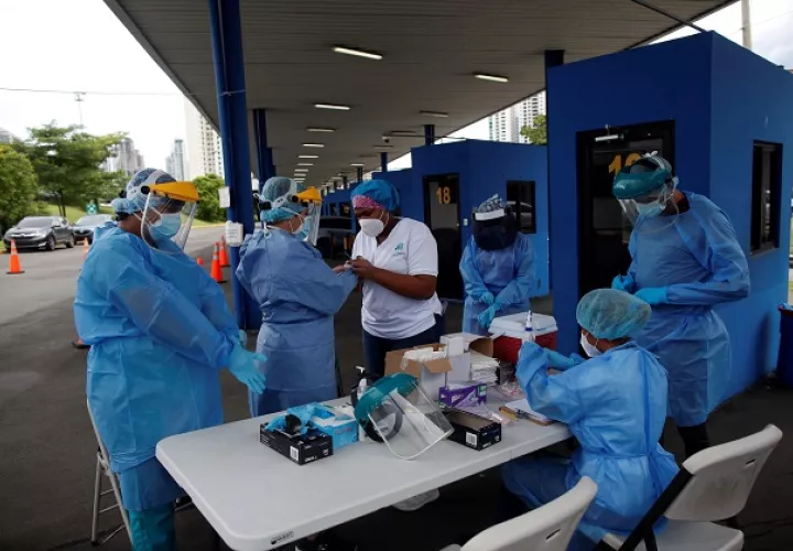 En  las últimas 24 horas se realizaron 3.006 pruebas de contagio de COVID-19. Foto EFE