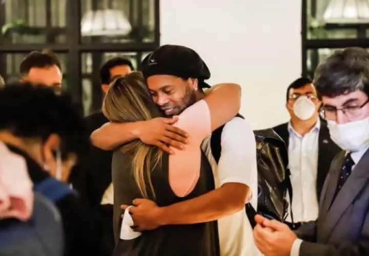 Ronaldinho abraza a una amiga al llegar al hotel en Paraguay. Foto:EFE