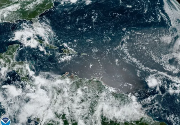  Imagen de la NOAA (EE.UU). con la localización de la tormenta tropical Gonzalo en el Atlántico este miércoles. Fotos: EFE.
