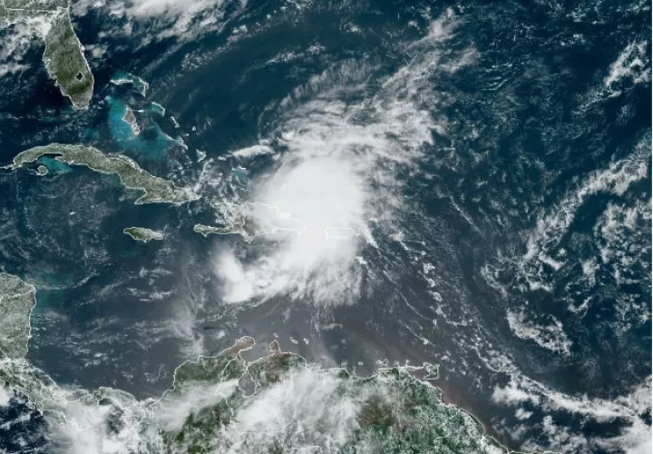 La tormenta tropical Isaías avanza hacia República Dominicana y Haití tras golpear a Puerto Rico con viento y lluvia. Fotos: EFE.