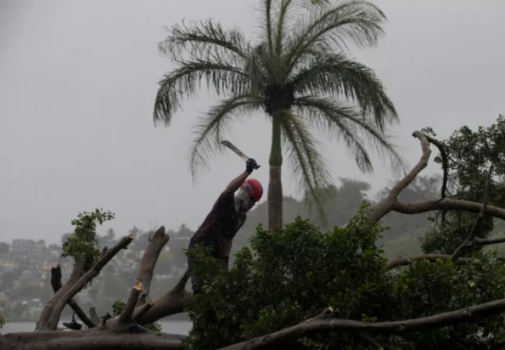 La tormenta tropical Isaías avanza hacia República Dominicana y Haití tras golpear a Puerto Rico con viento y lluvia. Fotos: EFE.