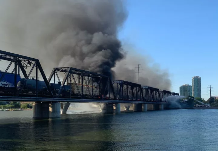  Bomberos trabajan en apagar el aparatoso incendio tras el descarrilamiento de un tren. Fotos: EFE.