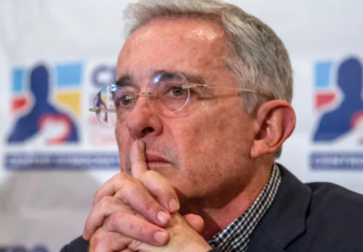 Uribe responde al proceso penal en la Corte Suprema por tener fuero de senador. Fotos: Archivo/Ilustrativa. 
