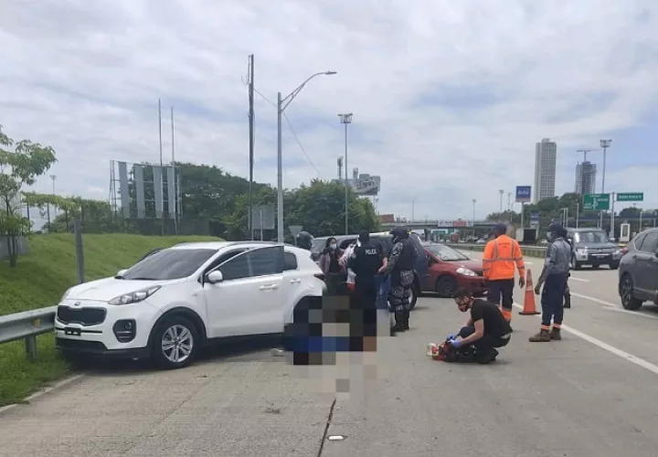 El automóvil en el que se transportaban las víctimas se estrelló contra la barrera de hierro de protección del Corredor Sur.