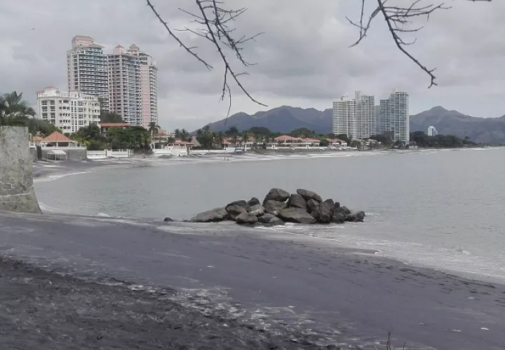 En esta zona residencial, también han intervenido los jueces de paz, por la realización de fiestas en casas que fueron alquiladas por los propietarios para este fin.