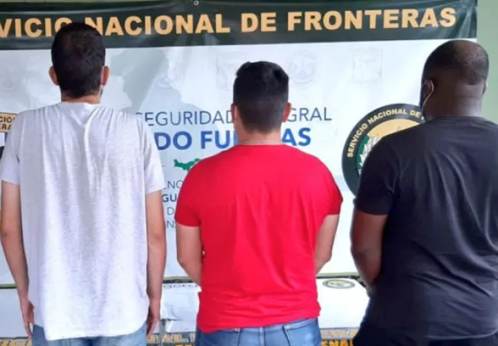 Momentos cuando una unidad del Senafront procede a revisar el camión. Fotos: Mayra Madrid.