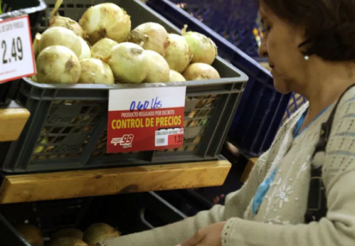 El pasado mes de julio el Gobierno, anunció que prorrogó por seis meses más la vigencia del Decreto Ejecutivo 165 del 1 de julio de 2014, que establece el control de precios sobre 14 productos de la canasta básica de alimentos.