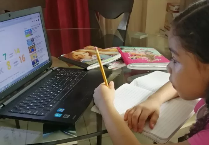 Plataformas como YouTube ayudan en la educación virtual y a distancia.