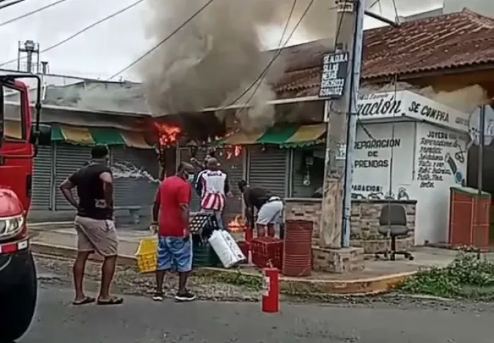 El fuego fue en un puesto de venta y reparación de teléfonos móviles. Fotos: Eric A. Montenegro.