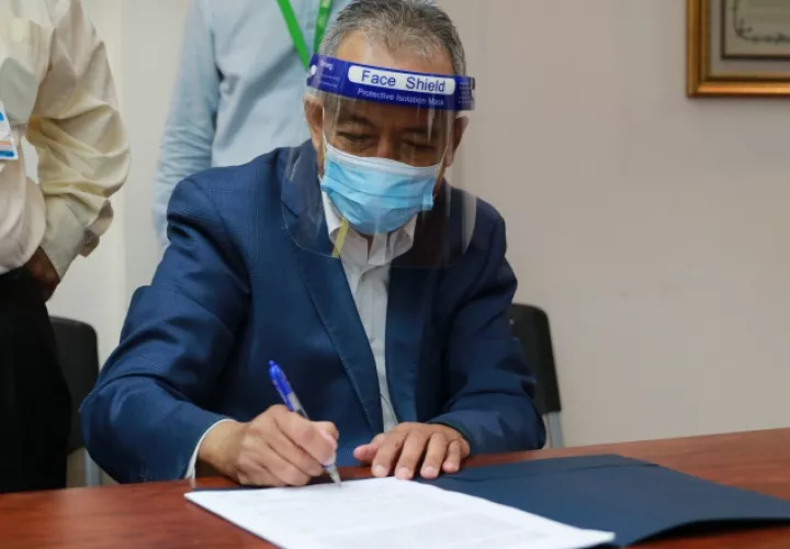 El Dr. Enrique Mendoza, decano de la Facultad de Medicina de la UP, firma el acuerdo.  