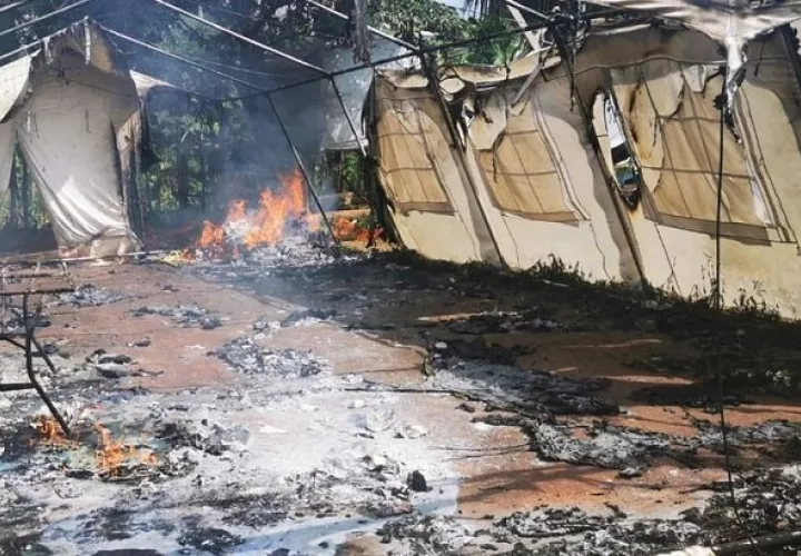 Una de las toldas de atención de salud en La Peñita fue incendiada por los migrantes. 