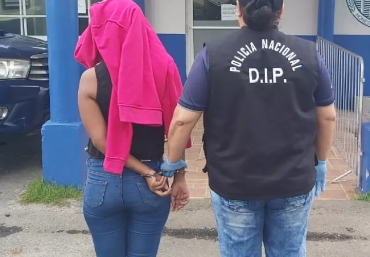 La mujer de 27 años fue detenida durante un allanamiento en el área de Villa Rosario.