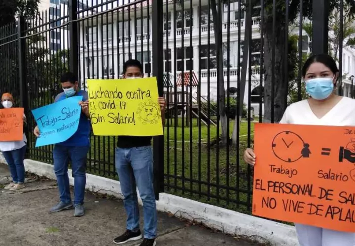 Médicos protestaron para exigir el pago de sus quincenas.