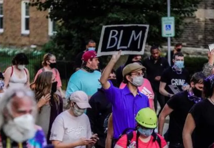Desde mayo, noche tras noche, Portland ha vivido manifestaciones contra el racismo y, en ocasiones, esas protestas se han vuelto violentas con centenares de manifestantes arrestados por las autoridades locales y federales. FOTO/EFE