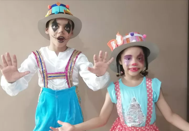 Los niños se divierten y actúan en las clases virtuales del teatro. 