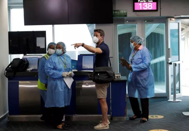 Thomas Christiansen es revisado por el personal médico del Ministerio de Salud (Minsa) a su llegada al Aeropuerto internacional de Tocume. Foto:EFE