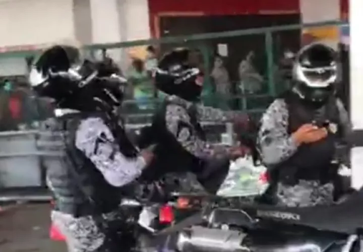 Las personas que estaban en la fila, solo escucharon varios tiros dentro del negocio y empezó la corredera.