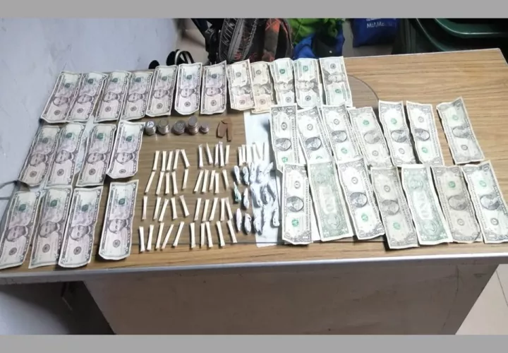 Decomisaron 46 carrizos plásticos transparentes con polvo blanco que se presume sea la droga conocida como cocaína, 15 envoltorios de papel con hierba seca que se presume sea la droga conocida como marihuana y $190.00.