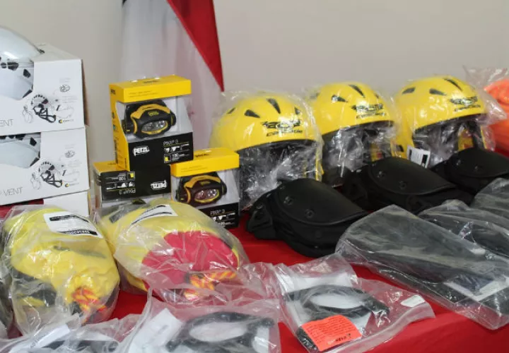 La donación incluye arnés, cascos, guantes, cuerdas, linternas, chalecos salvavidas, bolsas de rescate, entre otros. Fotos: Cortesía.