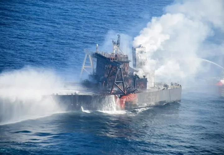 El petrolero se encuentra ahora a unas dos millas de la costa, añadió el portavoz, después de que hubiese sido remolcado mar adentro mientras se encontraba en llamas.