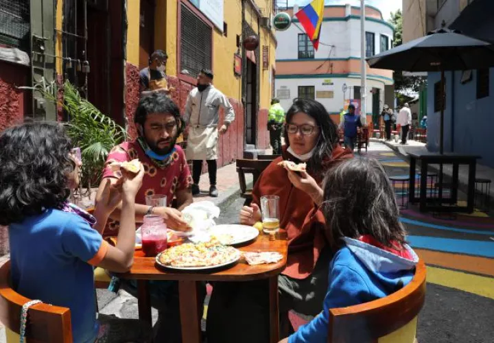 Las mujeres son las más afectadas en Colombia por el desempleo, producido por la pandemia por la COVID-19. EFE