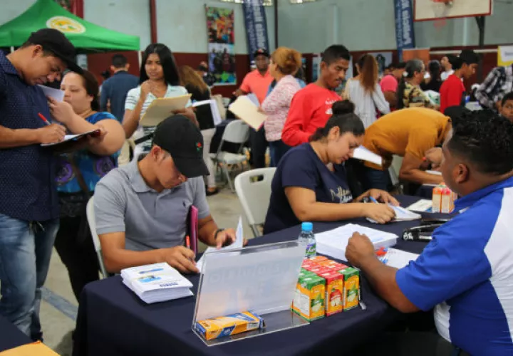Estudio indica que 1 de cada 17 de los jóvenes que se graduaron en el 2018, obtuvieron trabajo en el 2019.
