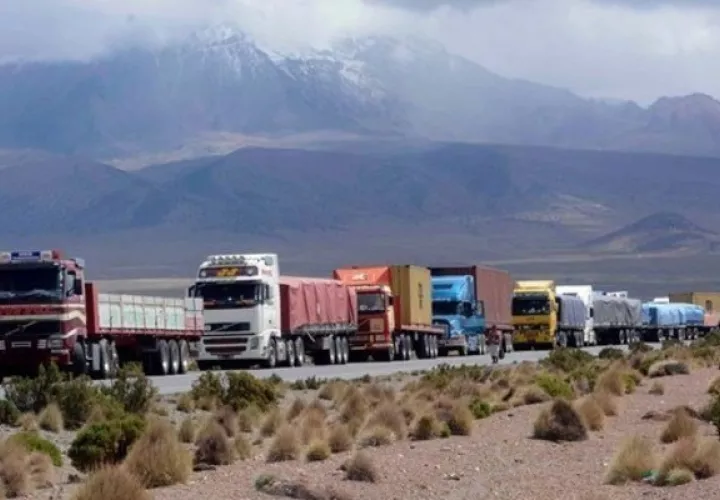 El paisaje en frente de la planta que suministra el combustible está dominado por hileras de largos camiones que aguardan la carga