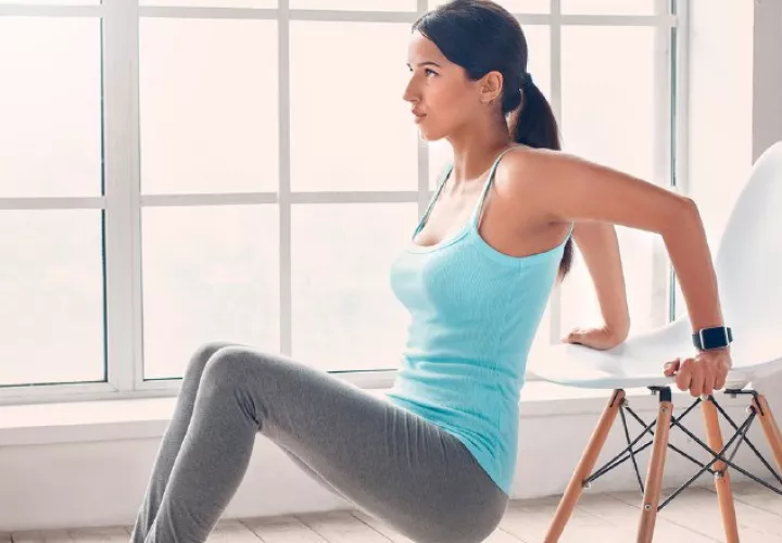 Pueden  usar una silla que sea fuerte es excelente para fondos de tríceps e incluso para flexiones modificadas. EFE