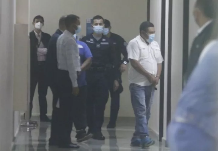 El exgobernador de Guna Yala,  Erick Iván Martelo Robinson, llegó al Sistema Penal Acusatorio, en Plaza Ágora, esposado de manos y pies. 