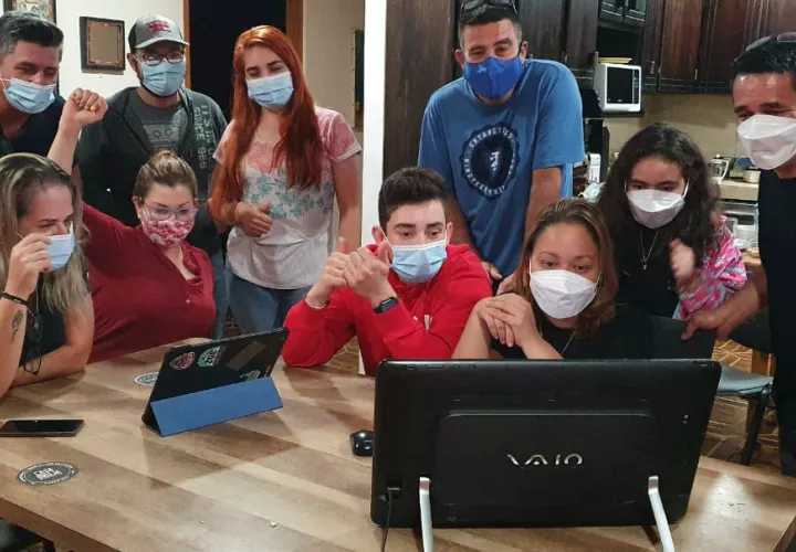 La subasta electrónica cerró a la 1:49 de la madrugada del jueves, luego que más de 100 compradores internacionales participaran en una puja y repuja por casi 8 horas, tratando de comprar el mejor café de Panamá. 