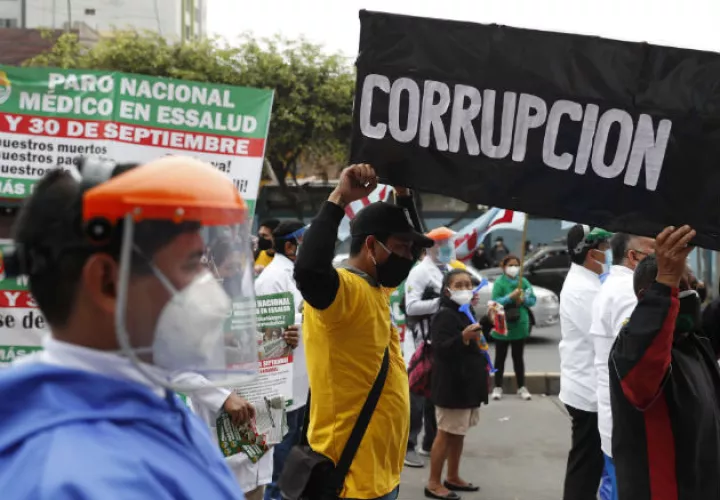  Médicos de la seguridad social peruana efectúan una quema en una calle de Lima exigiendo mejoras salariales y sanitarias. Fotos: EFE.