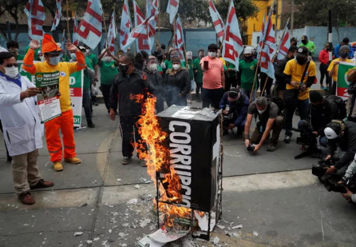  Médicos de la seguridad social peruana efectúan una quema en una calle de Lima exigiendo mejoras salariales y sanitarias. Fotos: EFE.