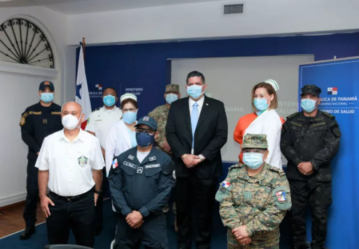 El ministro de Seguridad Pública, Juan Manuel Pino y el titular de Salud, Luis Francisco Sucre, firmaron la carta de entendimiento. Fotos: Cortesía.
