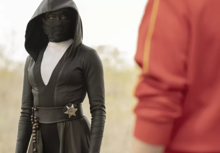 En una historia alternativa donde los vigilantes enmascarados son tratados como fuera de la ley.  HBO